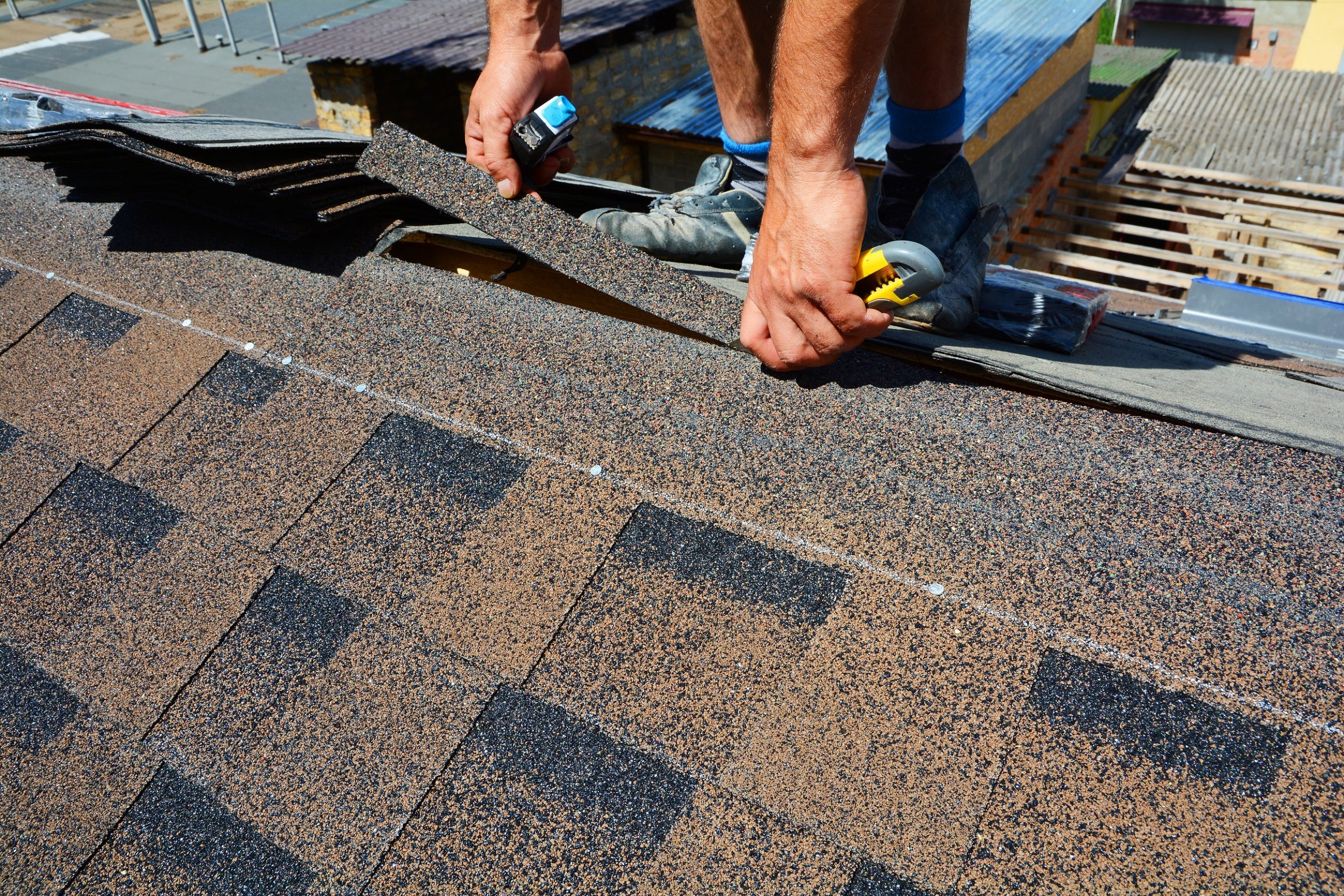 Ремонт черепицы. Shingle Roof Repair. Мягкая кровля. Кровля из мягкой черепицы. Крыша из гибкой черепицы.